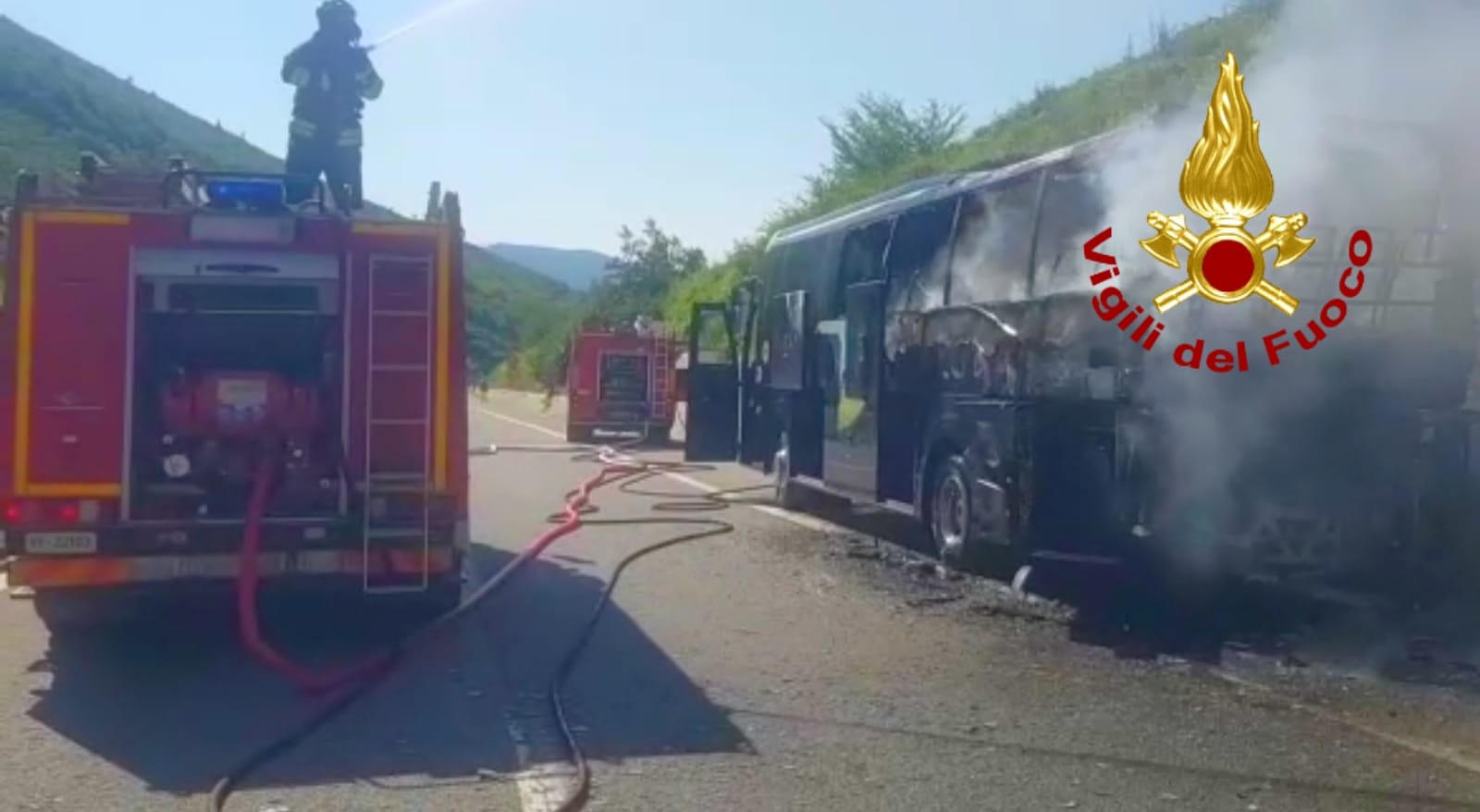 Autobus avvolto dalle fiamme sulla Na-Ba nei pressi di Monteforte.Grande spavento per 26 persone a bordo